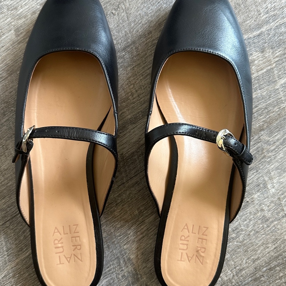 Naturalizer Mary Jane open back mule flats
Classic style ballet flats